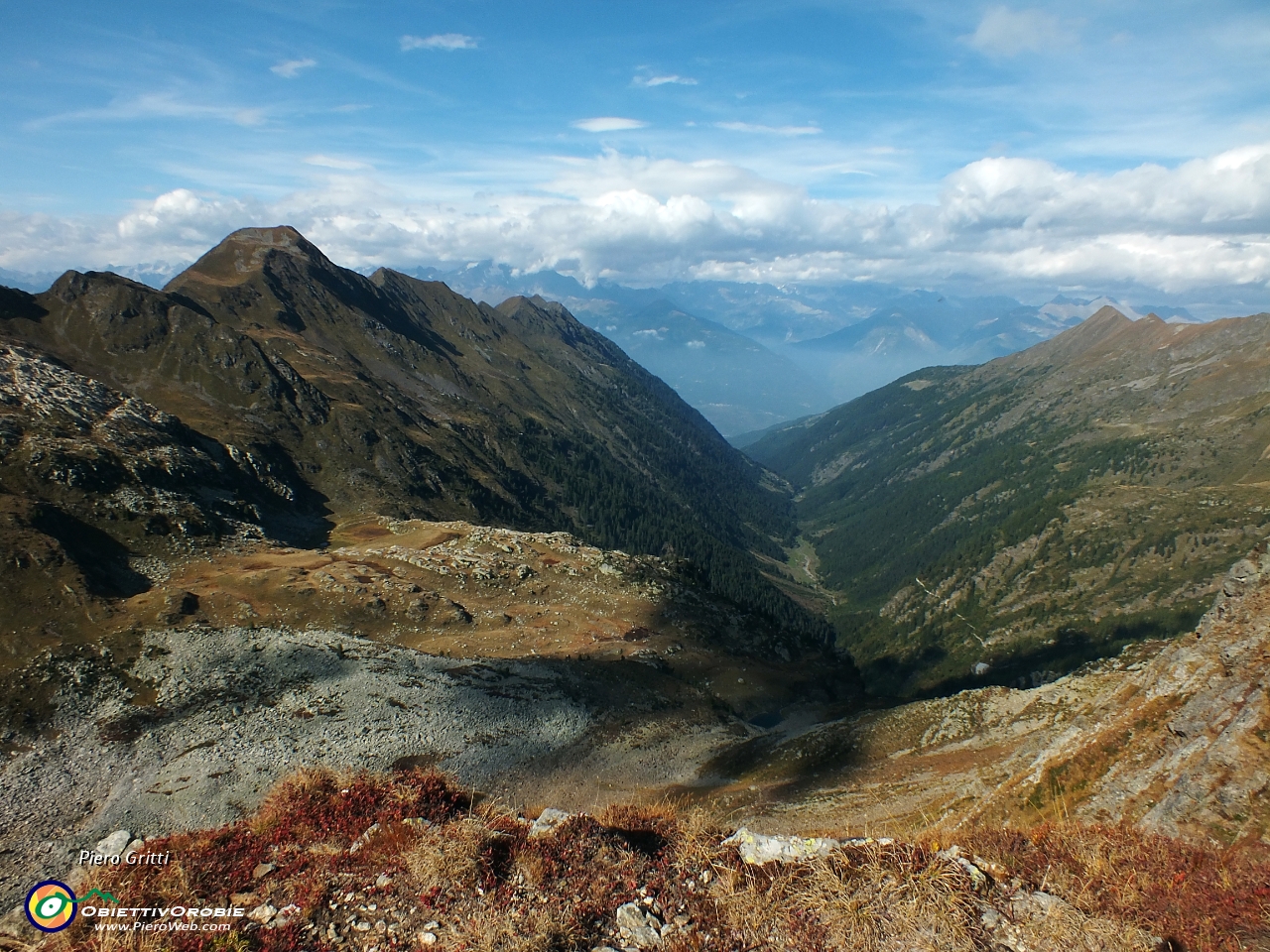 62 Valle del Livrio con Alpi Retiche sullo sfondo.JPG